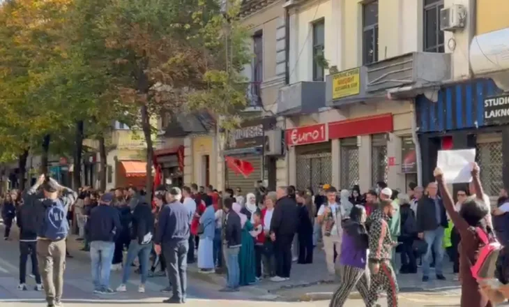 “Vetëm studentët, Rama n’burg Berisha burg”, protestuesit nuk i mirëpresin militantët e PD te ministria e Arsimit
