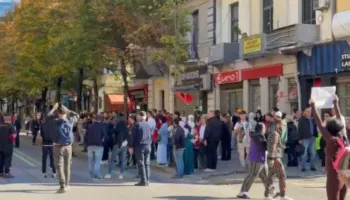 “Vetëm studentët, Rama n’burg, Berisha n’burg…”- Dy tubimet bëjnë ‘xing’, protestuesit nuk i mirëpresin militantët e PD te Ministria e Arsimit (VIDEO)