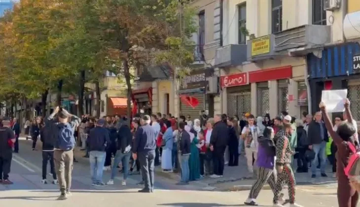 “Vetëm studentët, Rama n’burg, Berisha n’burg…”- Dy tubimet bëjnë ‘xing’, protestuesit nuk i mirëpresin militantët e PD te Ministria e Arsimit (VIDEO)