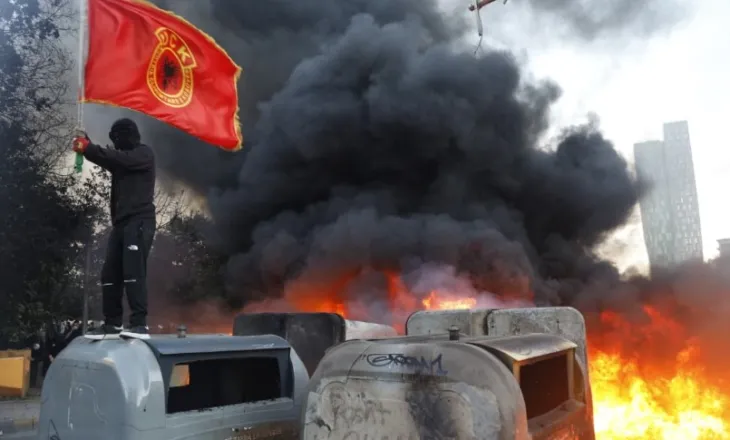 Veteranët e luftës në Kosovë reagojnë: Vandalët të mos përdorin flamurin e UÇK-së!