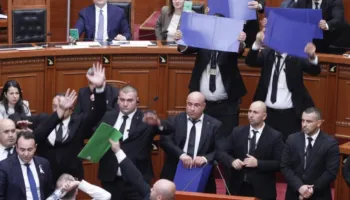 Vezë e shishe uji drejt Ramës, PS kërkon përjashtimin e Bardhit dhe Balliut! Kreu i grupit të PD: Bëjini 4 vjet