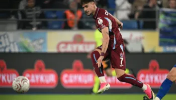 VIDEO/ 4 asiste në 45 minuta? Harrojeni, shiheni si Ernest Muçi “degjeneroi” lojtarët e Rizesporit me driblime