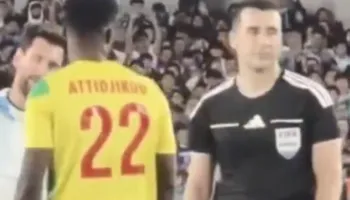 VIDEO/ “A do ta mbyllim ndeshjen?”! Biseda e arbitrit me Lionel Messin kundër Benin, kërkoi një konfirmim nga argjentinasi