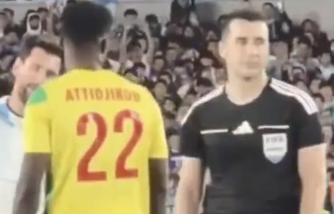 VIDEO/ “A do ta mbyllim ndeshjen?”! Biseda e arbitrit me Lionel Messin kundër Benin, kërkoi një konfirmim nga argjentinasi