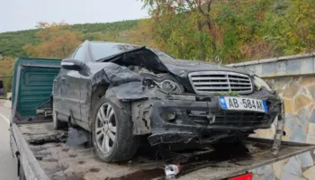 VIDEO/ Aksident në aksin Pogradec-Lin, përplasen “kokë më kokë” dy automjete! Një person i plagosur dërgohet në spital