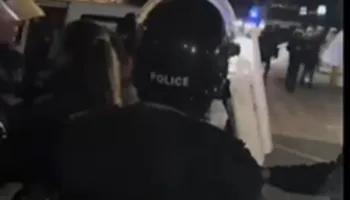 VIDEO/ Britma e ulërima – Policia s’kursen as vajzat nga arrestimi me dhunë