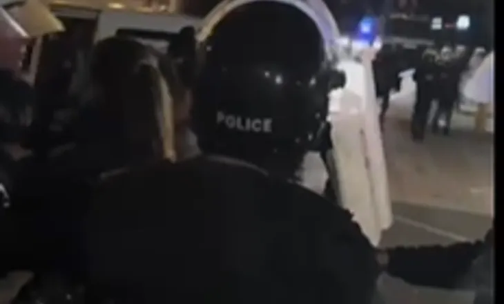VIDEO/ Britma e ulërima – Policia s’kursen as vajzat nga arrestimi me dhunë