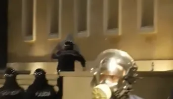 VIDEO/ Bulevardi i tejmbushur me gurë dhe gaz lotsjellës, një i ri vrapon dhe futet në Kryeministri