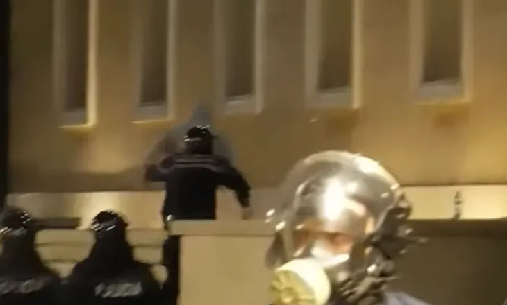 VIDEO/ Bulevardi i tejmbushur me gurë dhe gaz lotsjellës, një i ri vrapon dhe futet në Kryeministri