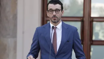 VIDEO/ Bypass-i i Elbasanit dhe hekurudha Tiranë-Durrës, Karakaçi jep detajet: Kontratat janë lidhur, vijojnë punimet! Ja kur hapen