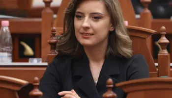 VIDEO/ Deputetja e PS, Çaushi thirrje studentëve për dialog: Çdo pakënaqësi meriton të dëgjohet