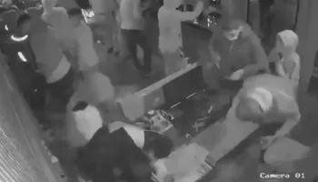 VIDEO/ Dhuna dhe plaçkitjet në protestë, Kryeministria ndan pamjet e momentit kur të rinjtë thyejnë hyrjen e biznesit dhe grabisin gjithçka