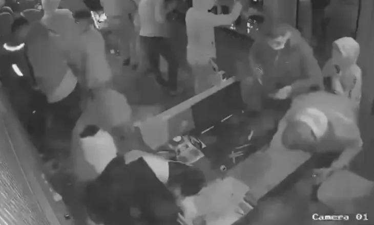 VIDEO/ Dhuna dhe plaçkitjet në protestë, Kryeministria ndan pamjet e momentit kur të rinjtë thyejnë hyrjen e biznesit dhe grabisin gjithçka