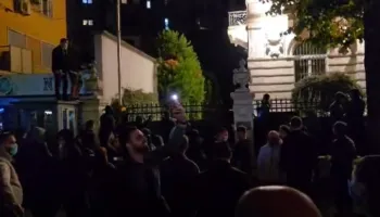 VIDEO/ Dhuna e protestuesve nuk kursen as përfaqësinë e Vatikanit në Tiranë! Ja pamjet kur ngjiten në kangjella dhe sulmojnë