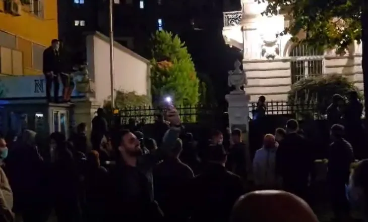 VIDEO/ Dhuna e protestuesve nuk kursen as përfaqësinë e Vatikanit në Tiranë! Ja pamjet kur ngjiten në kangjella dhe sulmojnë