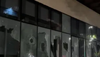 VIDEO/ Dhuna në protestë, ministri Gogu: Sonte u thyen xhamat e Ministrisë së Drejtësisë dhe u dogj zyra e ndihmës juridike falas