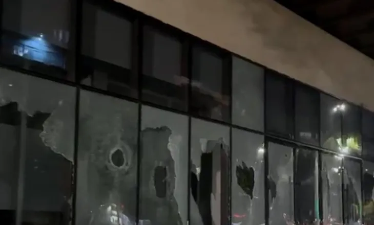 VIDEO/ Dhuna në protestë, ministri Gogu: Sonte u thyen xhamat e Ministrisë së Drejtësisë dhe u dogj zyra e ndihmës juridike falas
