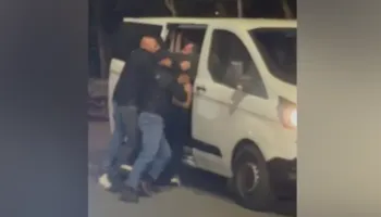 VIDEO/ Drithëruese ulërima e të rinjëve, disa civilë marrin forcërisht një person dhe e fusin në furgon