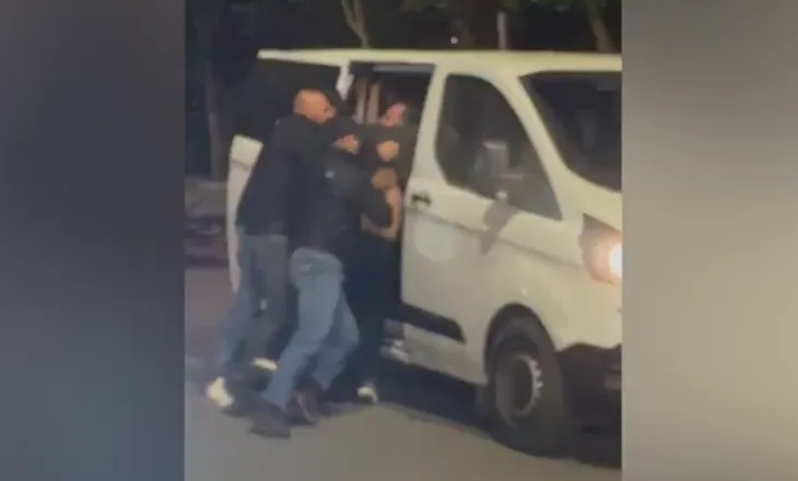 VIDEO/ Drithëruese ulërima e të rinjëve, disa civilë marrin forcërisht një person dhe e fusin në furgon