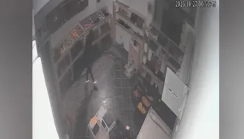 VIDEO/ Dy ‘skifterët’ bastisin dy herë brenda orës dyqanin e fruta-perimeve në Vlorë, vjedhin xhiron ditore!