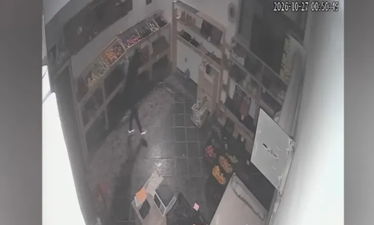 VIDEO/ Dy ‘skifterët’ bastisin dy herë brenda orës dyqanin e fruta-perimeve në Vlorë, vjedhin xhiron ditore!