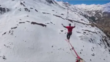 VIDEO/ Ecën mbi litar 150 metra mbi tokë, austriaku thyen rekordin botëror mes dy kabinave të teleferikut