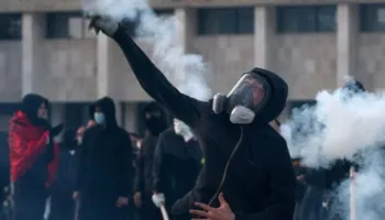 VIDEO/ Gazetari dencon dhunën e protestuesve ndaj medias: Po na godasin dhe më pas luajnë viktimën!