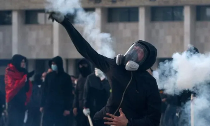 VIDEO/ Gazetari dencon dhunën e protestuesve ndaj medias: Po na godasin dhe më pas luajnë viktimën!