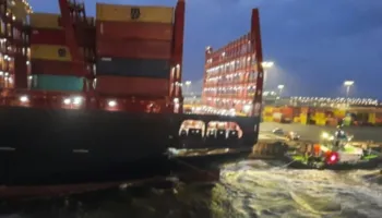 VIDEO/ Incident i frikshëm në portin gjerman, momenti kur anija turistike përplaset me dy anije kontejnerësh