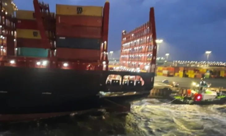VIDEO/ Incident i frikshëm në portin gjerman, momenti kur anija turistike përplaset me dy anije kontejnerësh