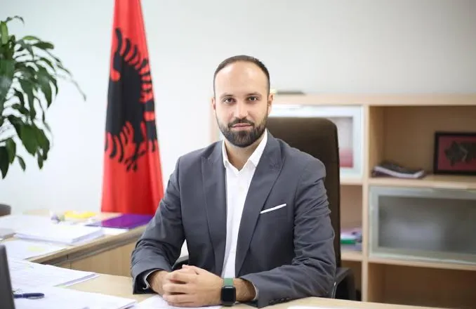 Video intime? Zv/ministri Erlind Sulo padit blogeren dhe gazetarin: Nuk kam asgjë për të fshehur