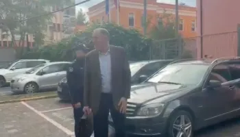 VIDEO/ Ish-ministri i Ramës, Beqaj paraqitet në GJKKO për seancën e parë të dosjes SASPAK