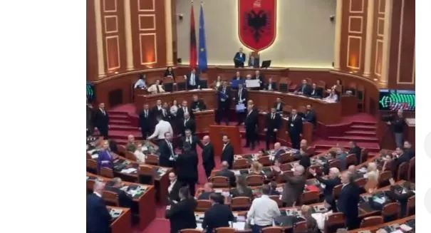VIDEO / “Jashtë o të korruptuar”, momenti kur Bardhi “çmendet” dhe hedh sende në Kuvend