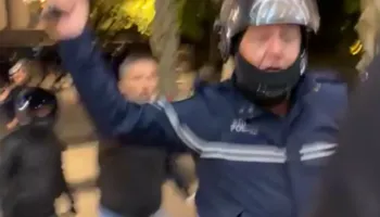 VIDEO/ Kaos pranë Xhamisë, qytetarët përballen me shkopinj gome dhe druri