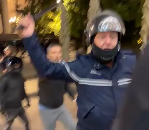 VIDEO/ Kaos pranë Xhamisë, qytetarët përballen me shkopinj gome dhe druri