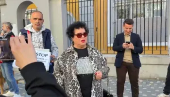VIDEO/ Këngëtarja Irini Qirjako i bashkohet protestës rinore: Më flet shpirti…