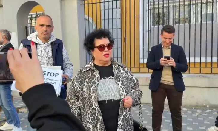 VIDEO/ Këngëtarja Irini Qirjako i bashkohet protestës rinore: Më flet shpirti…