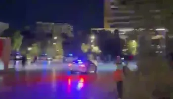 VIDEO/ Makina e policisë lëviz me shpejtësi të lartë, sheshi plot me qytetarë