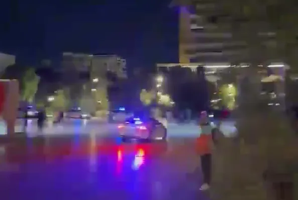 VIDEO/ Makina e policisë lëviz me shpejtësi të lartë, sheshi plot me qytetarë