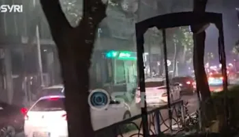 VIDEO/ Makina policie dhe furgonë civilë të mbushur me të rinj protestues, shoqërime masive pas revoltës