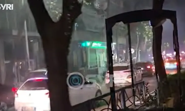 VIDEO/ Makina policie dhe furgonë civilë të mbushur me të rinj protestues, shoqërime masive pas revoltës