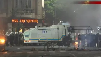 VIDEO/ Mbi shtatë orë protestë dhe kaos, shkatërrim, kosha në flakë dhe semaforë të shkatërruar! Policia zgjeron perimetrin e sigurisë