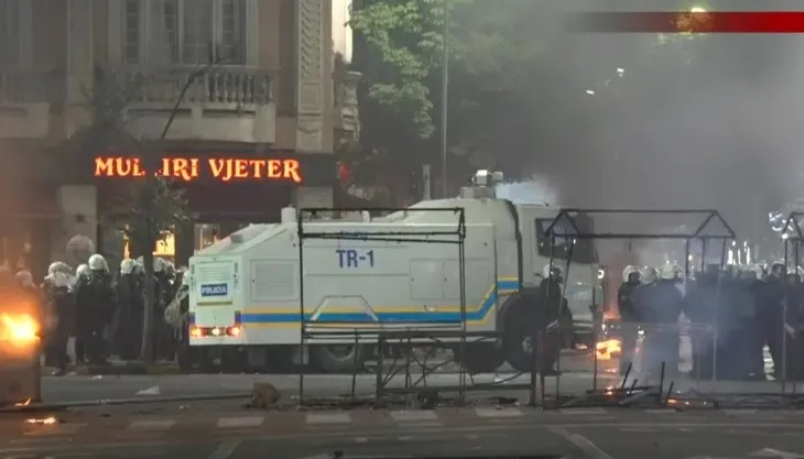 VIDEO/ Mbi shtatë orë protestë dhe kaos, shkatërrim, kosha në flakë dhe semaforë të shkatërruar! Policia zgjeron perimetrin e sigurisë
