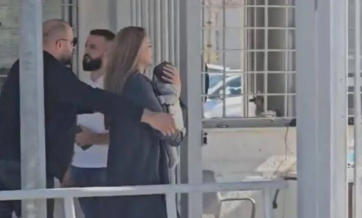 VIDEO/ Me djalin e vogël në krah, momenti kur Ajola Xoxa hyn në paraburgimin e Fierit për të takuar Veliajn!