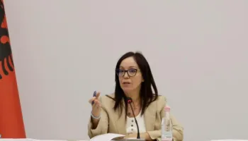 VIDEO/ Ministrja Spahiu takim me prindërit e fëmijëve të prekur nga autizmi: Mbështetje edhe për familjet