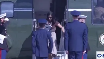 VIDEO/ Momenti i sikletshëm, bashkëshortja e zv/presidentit Vance pengohet teksa zbriste nga helikopteri me foshnjën! Ja reagimi epik i ushtarëve