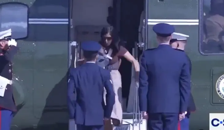 VIDEO/ Momenti i sikletshëm, bashkëshortja e zv/presidentit Vance pengohet teksa zbriste nga helikopteri me foshnjën! Ja reagimi epik i ushtarëve