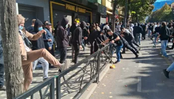 VIDEO / Momenti kur persona të maskuar shkulin rrethimin metalik dhe sulmojnë Ministrinë