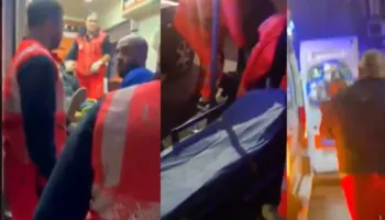 VIDEO/ Momenti kur protestuesin e dhunuar e marrin në krahë për ta dërguar tek ambulanca