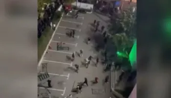 VIDEO/ Momenti kur protestuesit sulmojnë komisariatet nr.2 dhe 3! Hyjnë në territorin e tyre dhe shkatërrojnë, shikoni pamjet